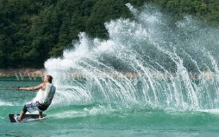 Dejando una estela de agua